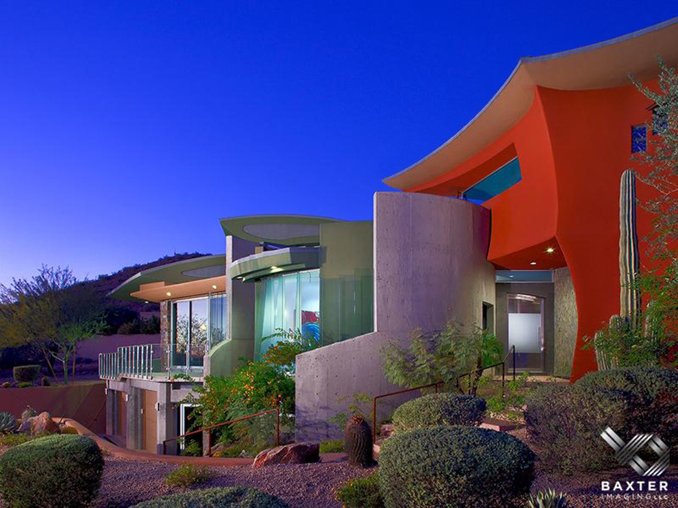 Imagen de fachada de casa naranja moderna de tamaño medio de dos plantas con tejado de metal