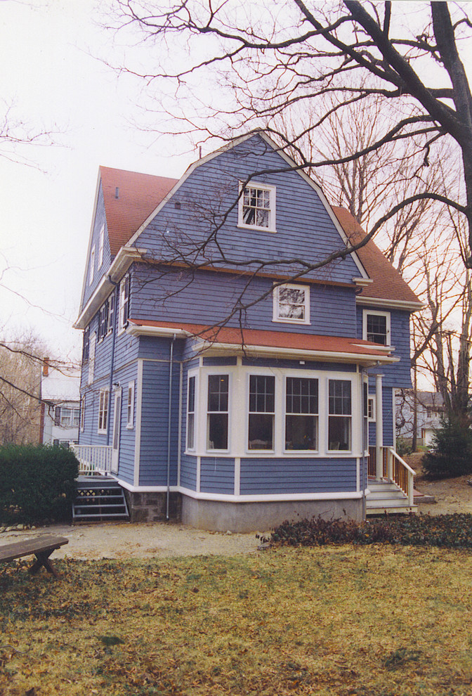 Idée de décoration pour une grande façade de maison bleue victorienne en bois à deux étages et plus avec un toit à deux pans.