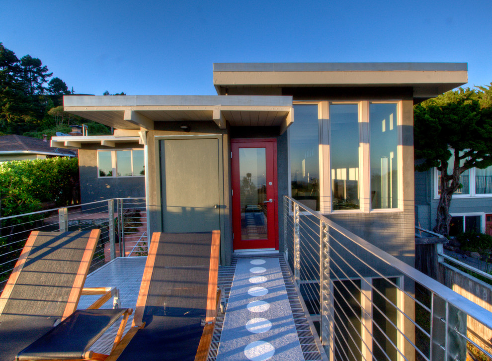 Mittelgroßes, Zweistöckiges Modernes Haus mit Betonfassade und grauer Fassadenfarbe in San Francisco
