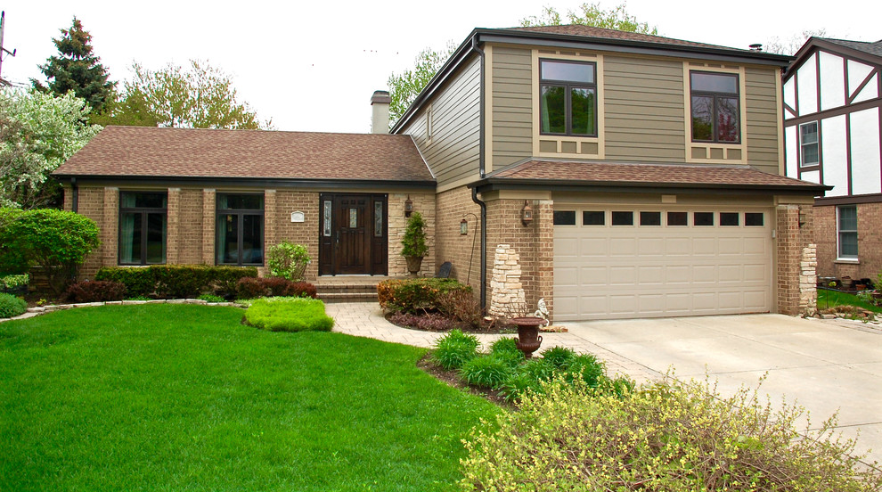 Exempel på ett mellanstort klassiskt brunt hus i flera nivåer, med fiberplattor i betong, sadeltak och tak i shingel