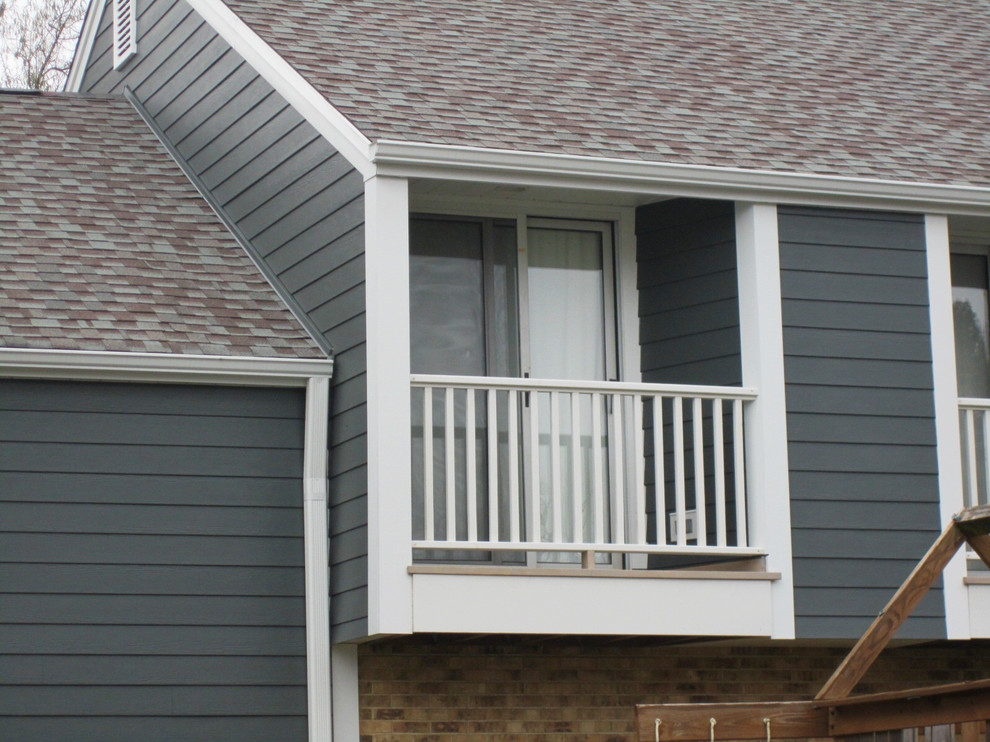 Aménagement d'une façade de maison grise campagne en panneau de béton fibré de taille moyenne et à un étage avec un toit à deux pans et un toit en shingle.