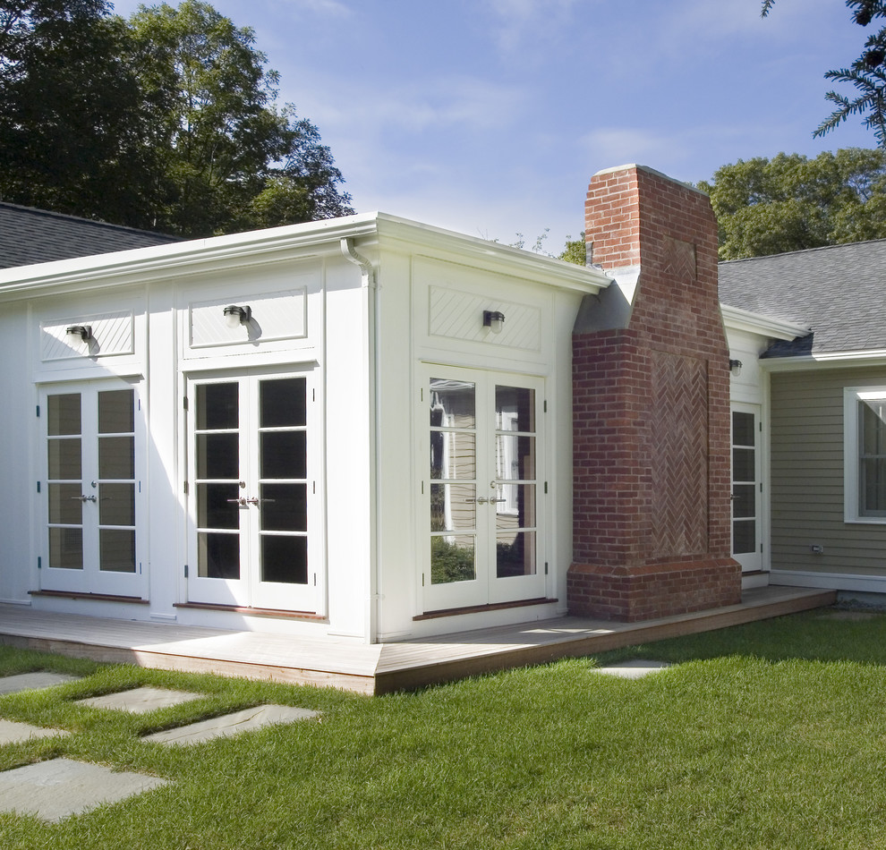 Cette photo montre une façade de maison blanche tendance en bois de taille moyenne et de plain-pied avec un toit plat et un toit en shingle.