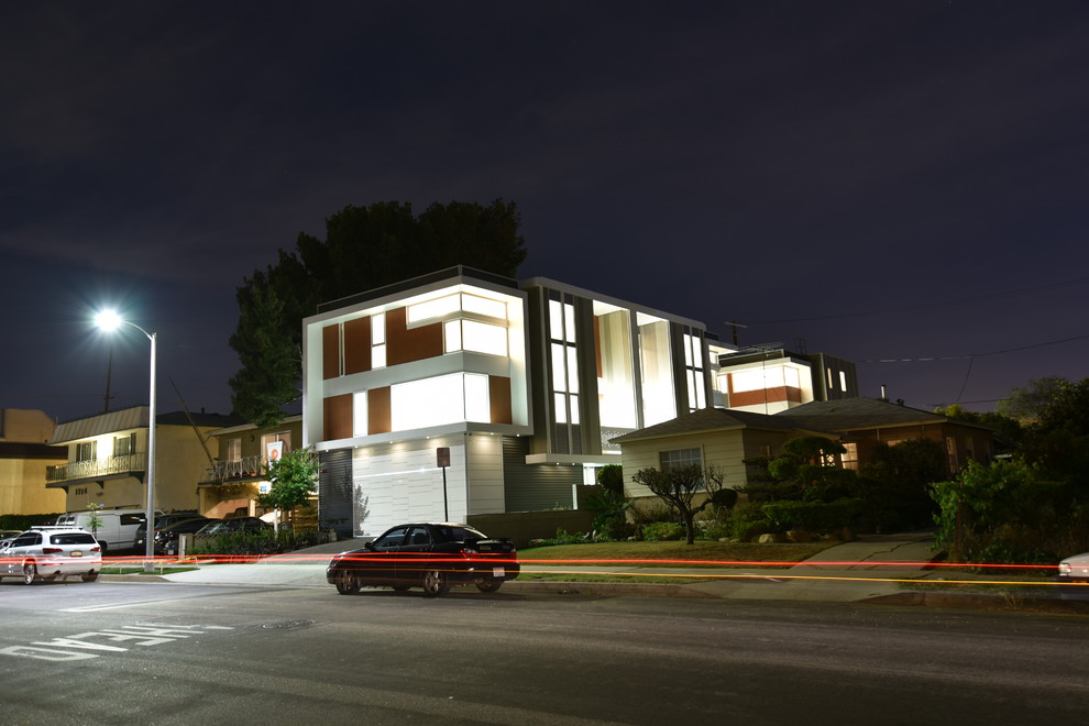 Kleines, Dreistöckiges Modernes Haus mit Mix-Fassade in Los Angeles