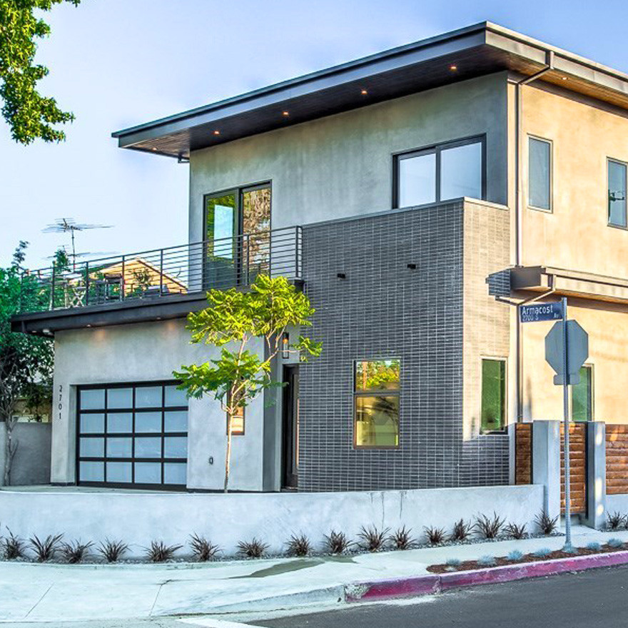 ロサンゼルスにある中くらいなコンテンポラリースタイルのおしゃれな家の外観 (漆喰サイディング) の写真