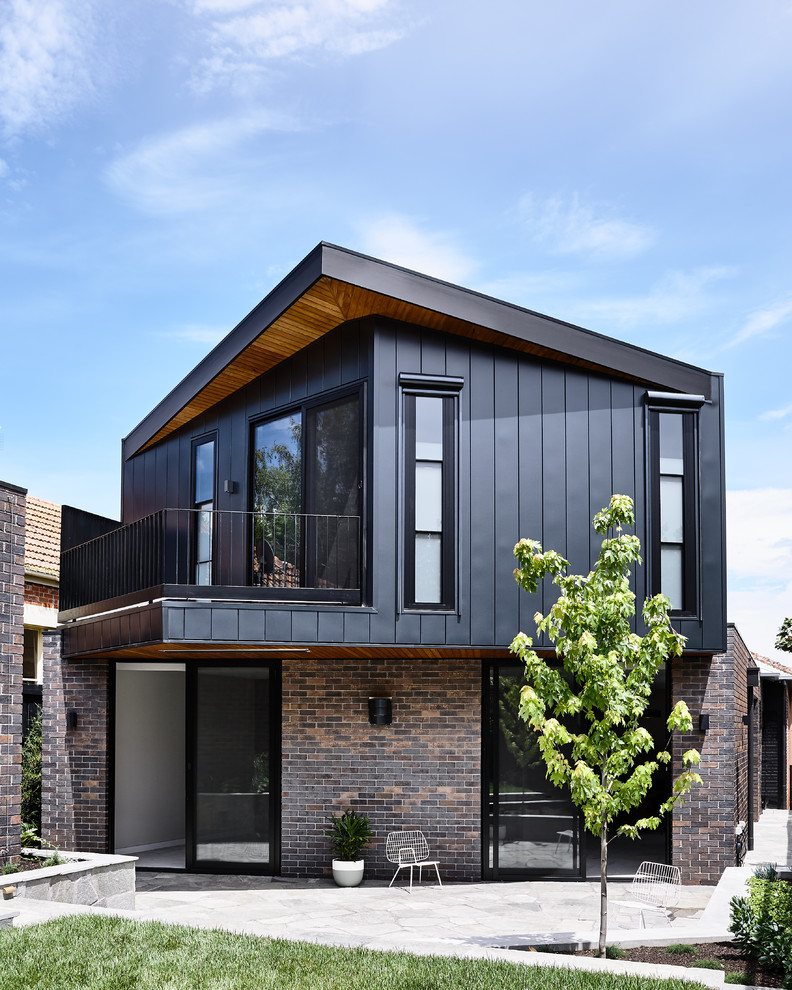 Idéer för stora funkis svarta hus, med två våningar, metallfasad, platt tak och tak i metall