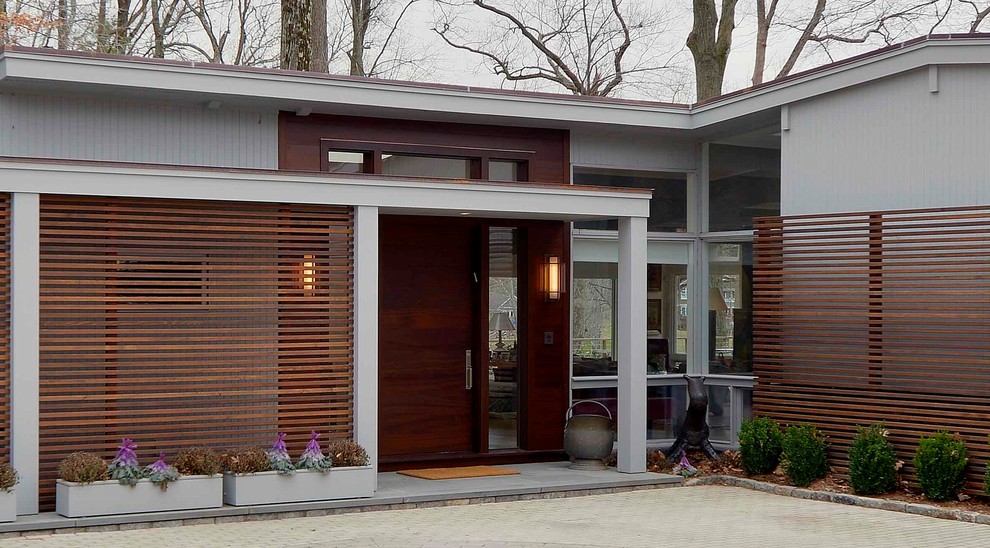 Стильный дизайн: одноэтажный, деревянный, серый частный загородный дом среднего размера в стиле ретро с двускатной крышей и крышей из гибкой черепицы - последний тренд