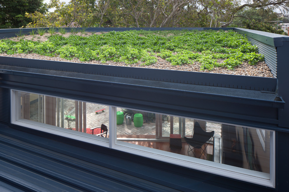Foto de fachada azul ecléctica pequeña de dos plantas con revestimiento de metal y tejado plano