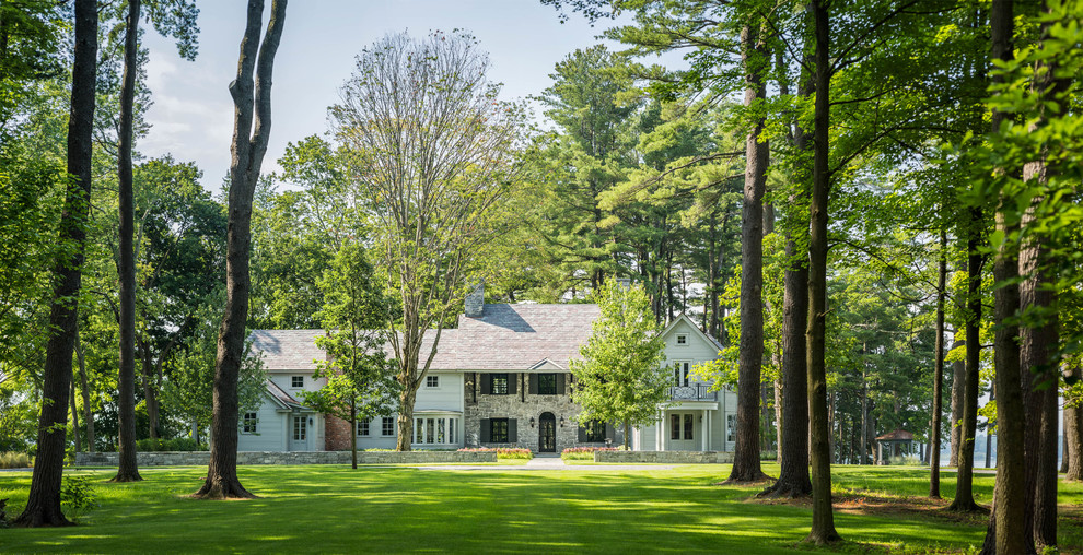 Geräumiges, Zweistöckiges Einfamilienhaus mit Steinfassade, weißer Fassadenfarbe und Satteldach in Burlington