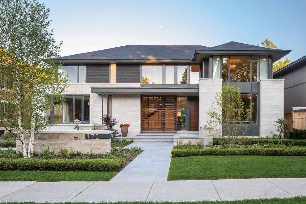 Großes, Zweistöckiges Modernes Einfamilienhaus mit Steinfassade, grauer Fassadenfarbe, Schindeldach und Walmdach in Ottawa