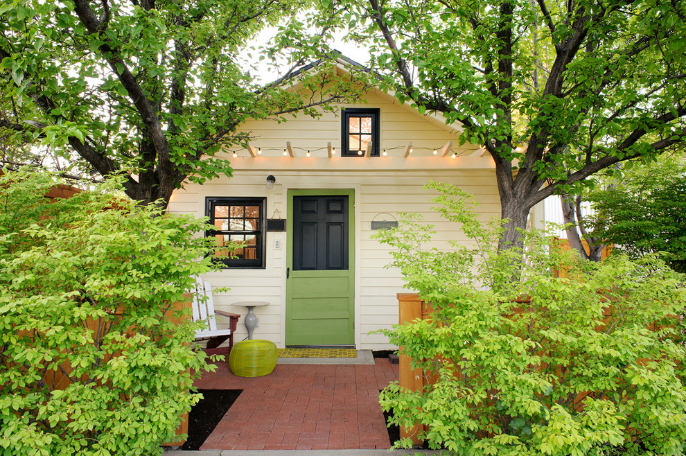 Стильный дизайн: маленький, одноэтажный дом в классическом стиле для на участке и в саду - последний тренд