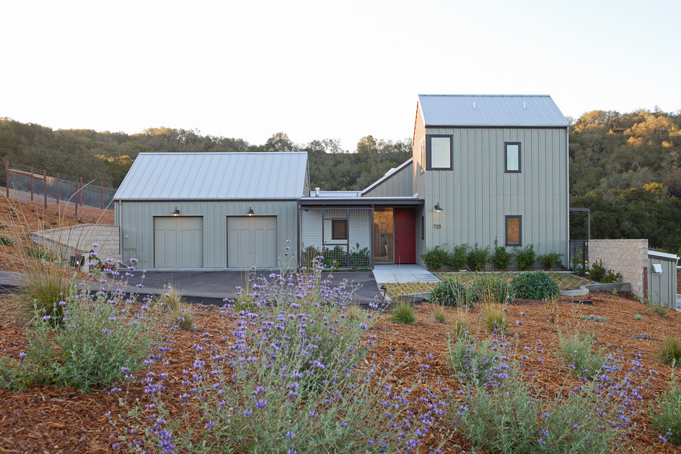 Diseño de fachada gris de estilo de casa de campo de dos plantas