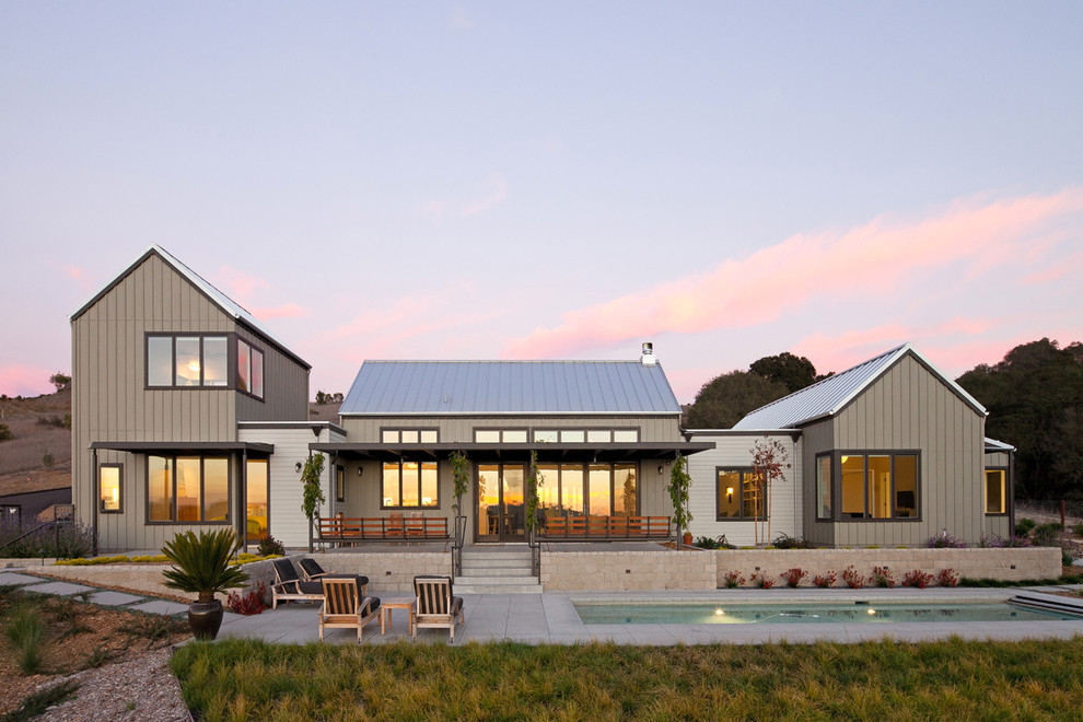 Diseño de fachada gris de estilo de casa de campo de dos plantas con tejado a dos aguas