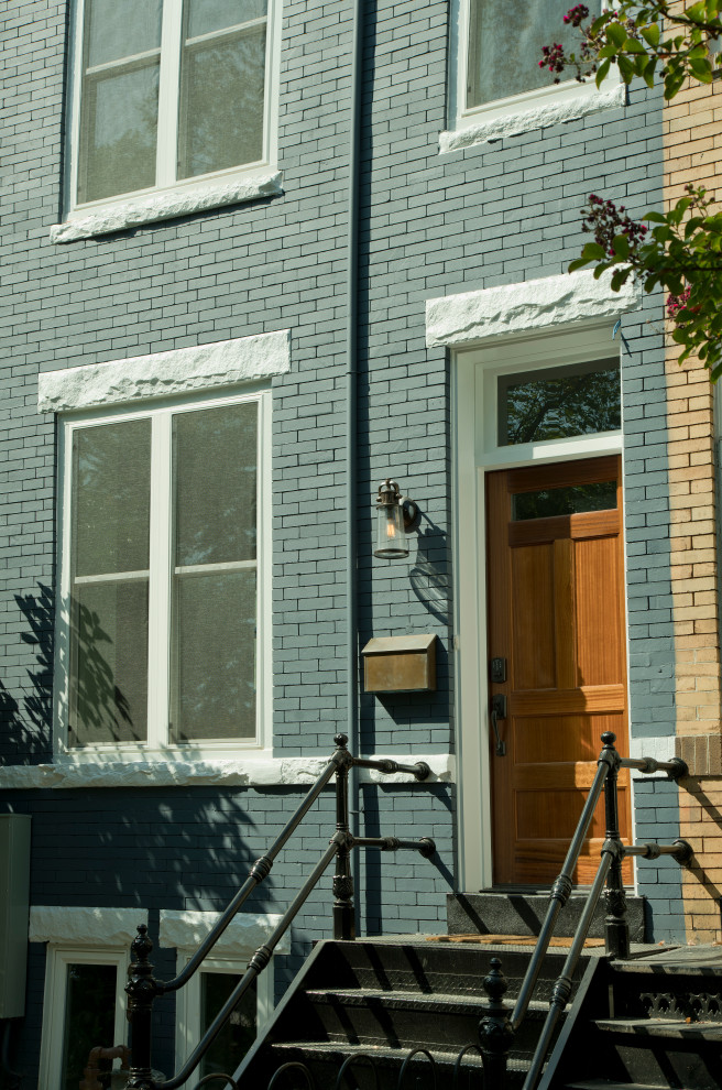 Modelo de fachada de casa pareada negra moderna pequeña de tres plantas con revestimiento de ladrillo