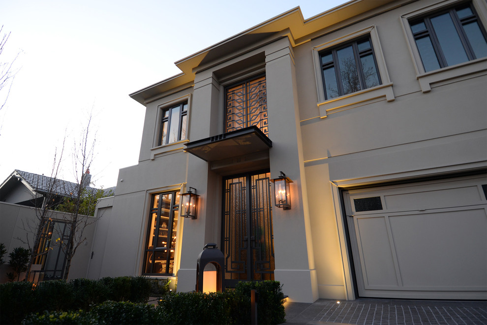 Diseño de fachada de casa beige vintage grande de dos plantas con revestimiento de hormigón
