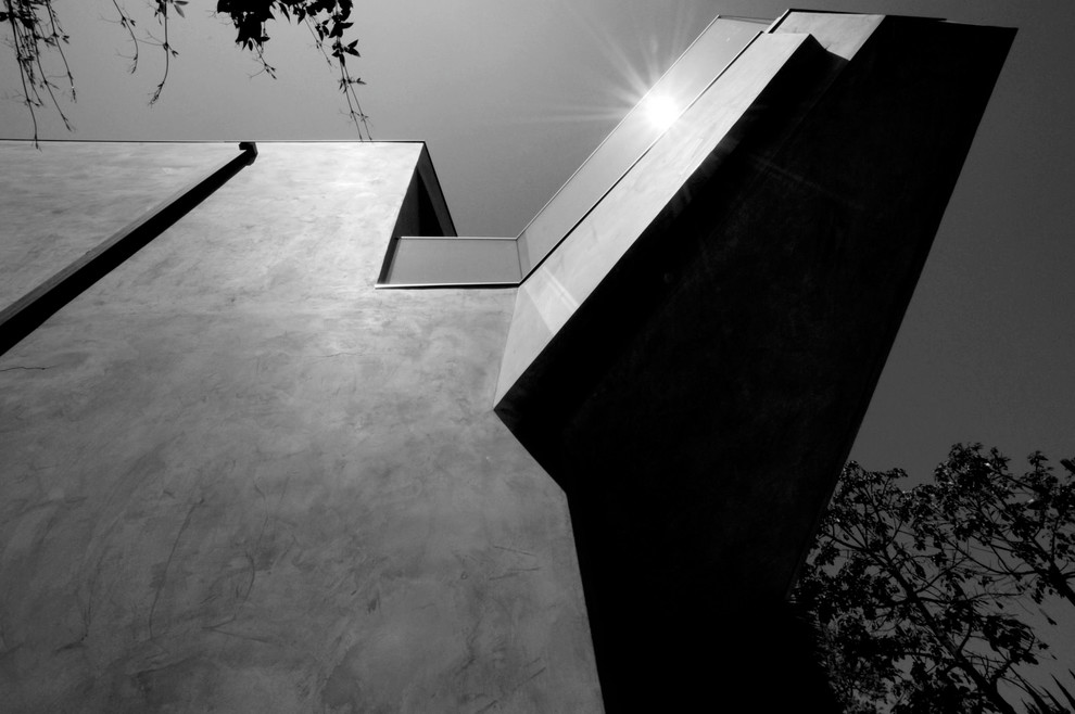 Mittelgroßes, Zweistöckiges Modernes Haus mit Putzfassade, grauer Fassadenfarbe und Flachdach in Los Angeles