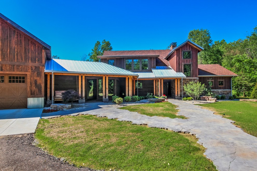Foto de fachada de casa marrón rústica de tamaño medio de dos plantas con revestimiento de madera, tejado a dos aguas y tejado de varios materiales