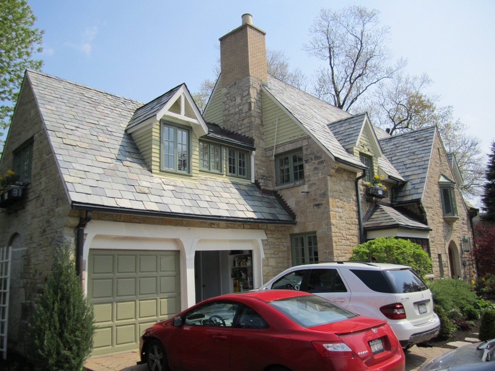 Esempio della facciata di una casa verde classica a due piani di medie dimensioni con rivestimento con lastre in cemento