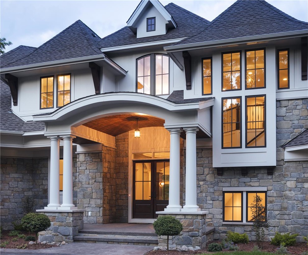 Aménagement d'une façade de maison grise contemporaine en bois de taille moyenne et à deux étages et plus avec un toit à deux pans.