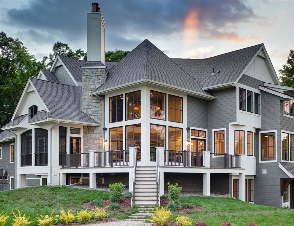 Идея дизайна: большой, трехэтажный, деревянный, серый дом в современном стиле с двускатной крышей