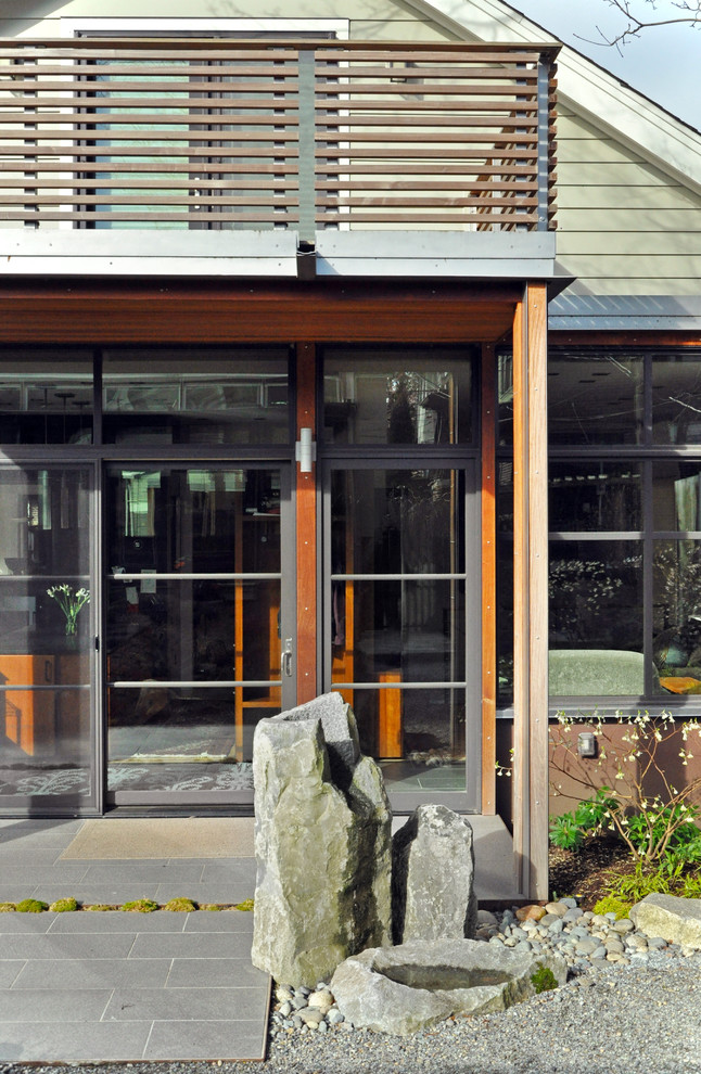Mittelgroßes, Dreistöckiges Modernes Haus mit Mix-Fassade und brauner Fassadenfarbe in Seattle