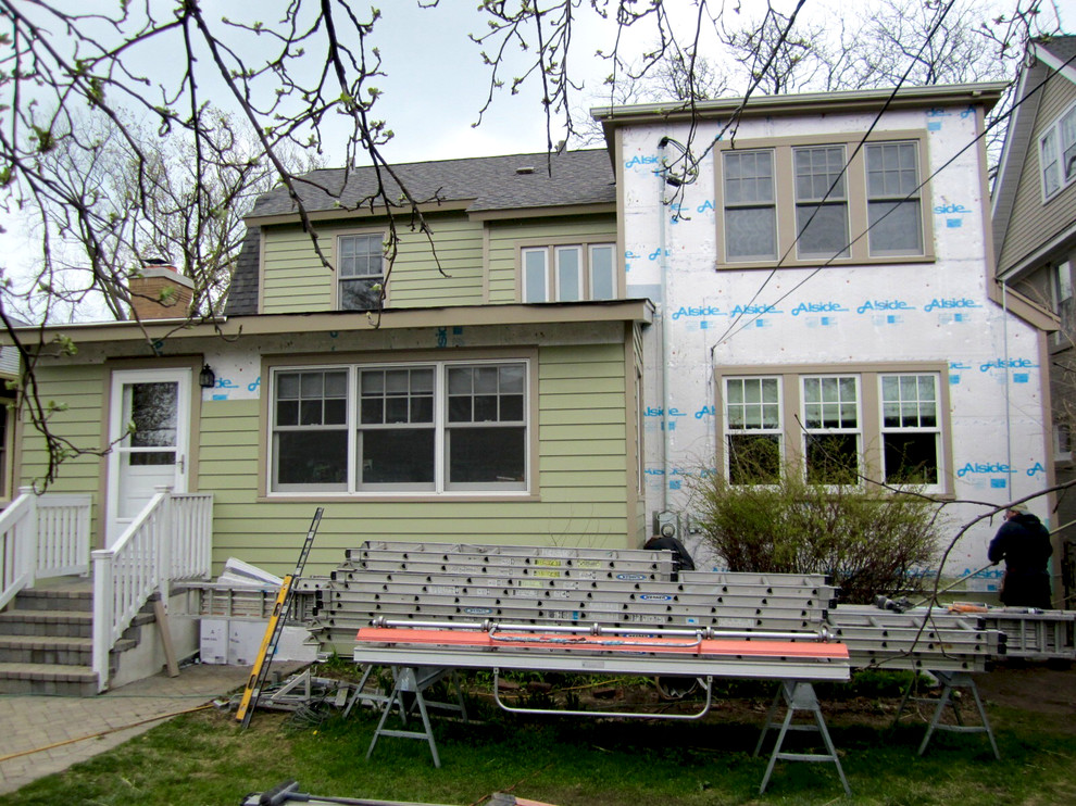 Zweistöckiges, Mittelgroßes Klassisches Einfamilienhaus mit Faserzement-Fassade, grüner Fassadenfarbe, Mansardendach und Schindeldach in Sonstige