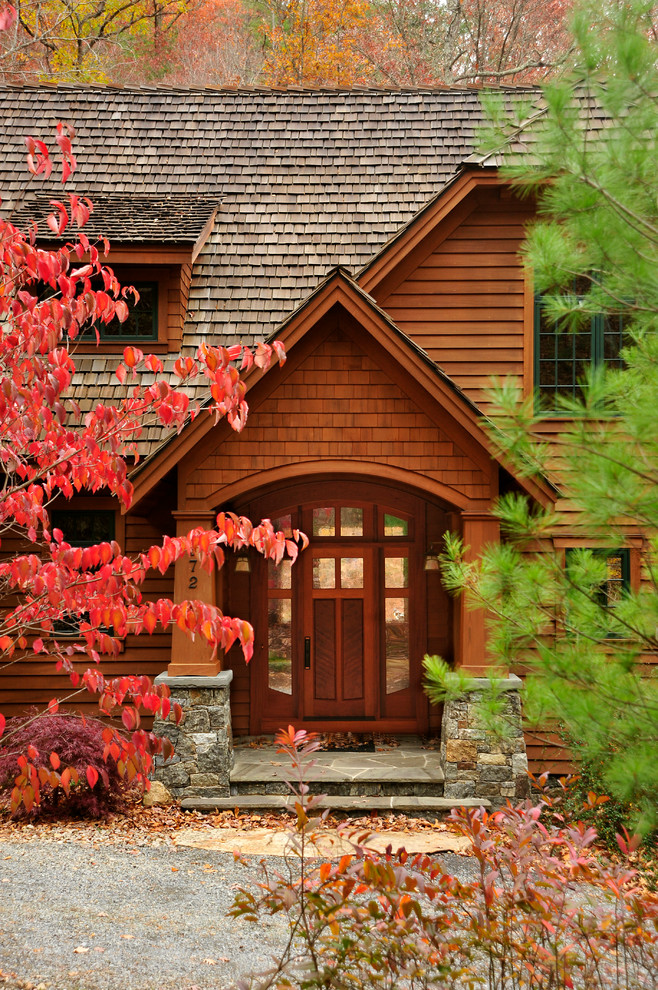 Immagine della facciata di una casa marrone classica con rivestimento in legno