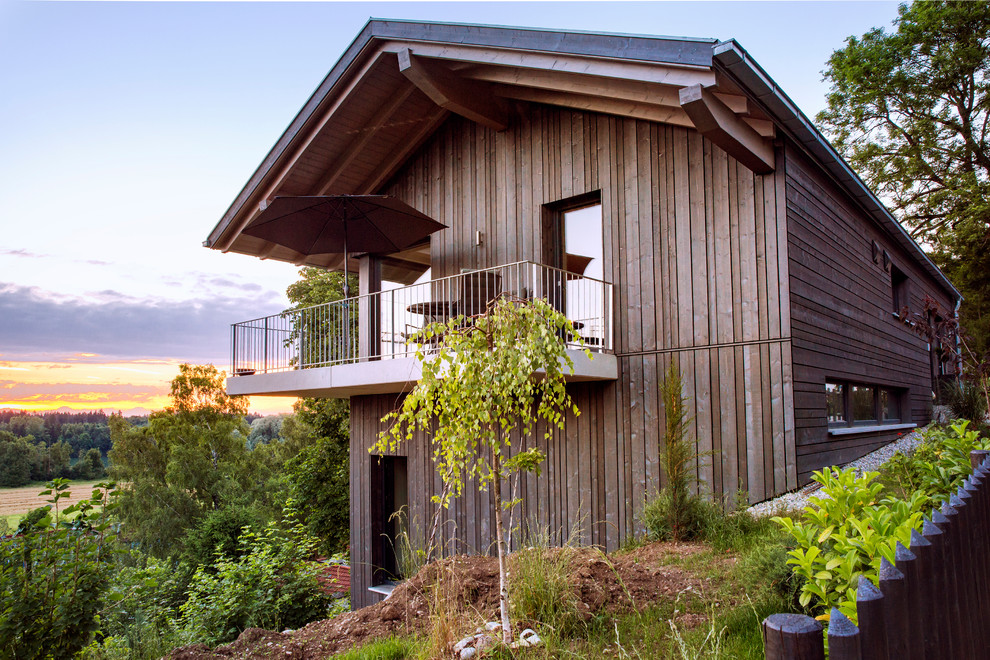 Exemple d'une façade de maison montagne en bois avec un toit à deux pans.