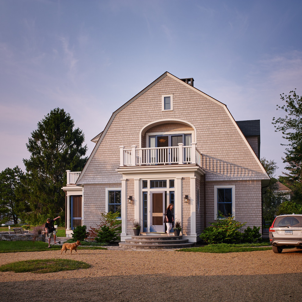 Zweistöckige Maritime Holzfassade Haus mit grauer Fassadenfarbe in Portland Maine