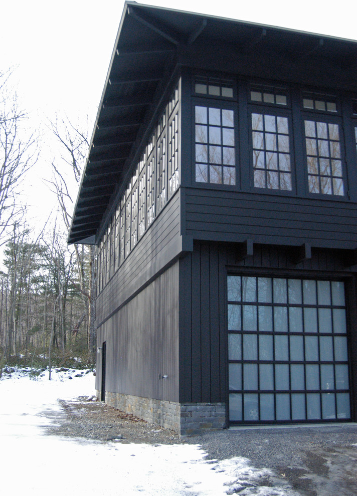 На фото: двухэтажный, деревянный, черный дом в стиле кантри с вальмовой крышей