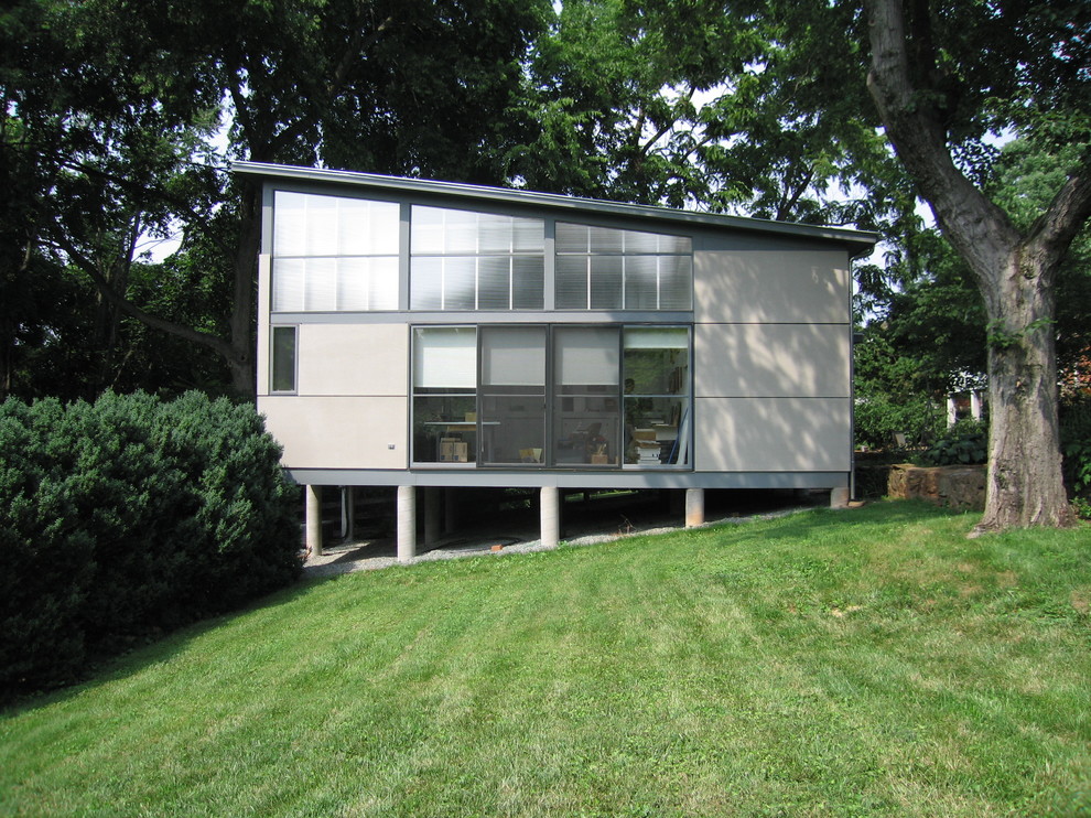 Diseño de fachada gris moderna de dos plantas con tejado de un solo tendido