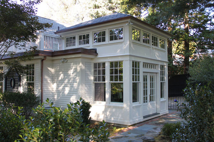 Стильный дизайн: двухэтажный, деревянный, белый дом среднего размера в классическом стиле - последний тренд