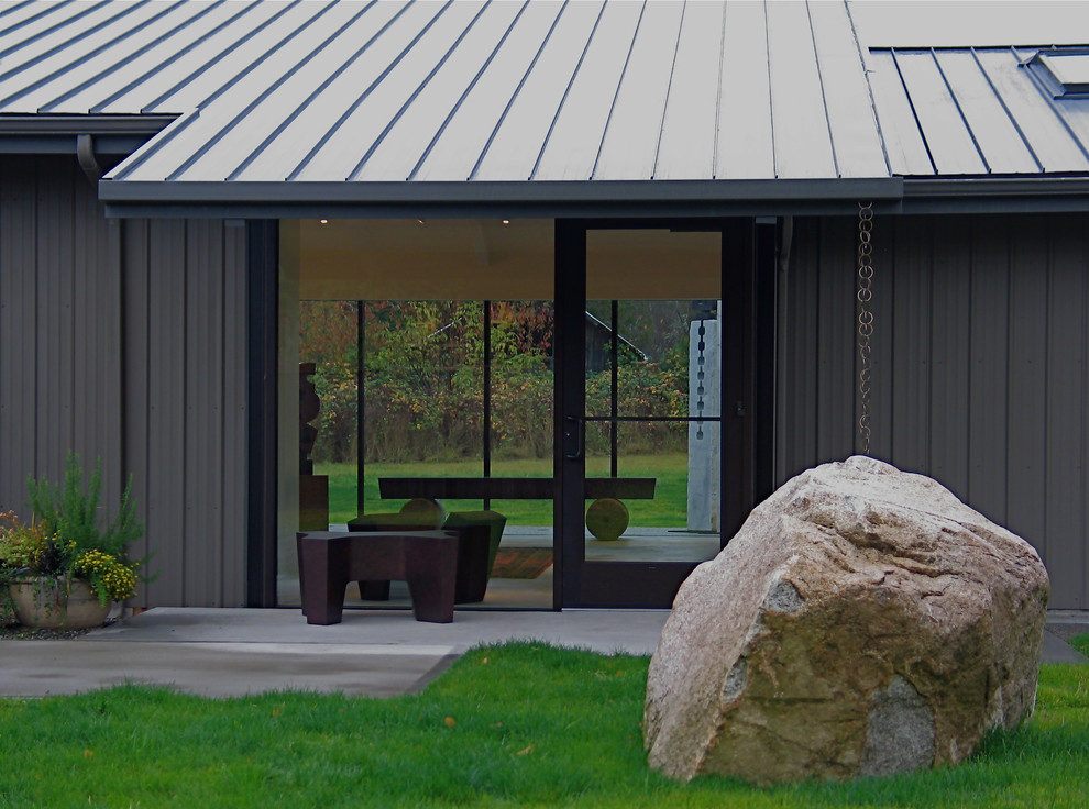 Inspiration för mellanstora moderna grå hus, med allt i ett plan, metallfasad, sadeltak och tak i metall