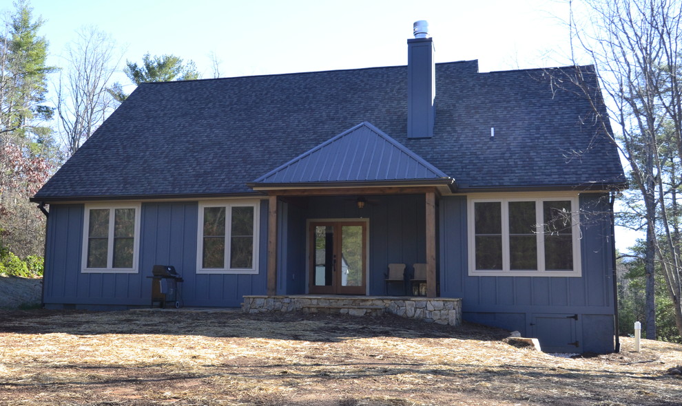 Источник вдохновения для домашнего уюта: синий дом среднего размера в стиле кантри с комбинированной облицовкой