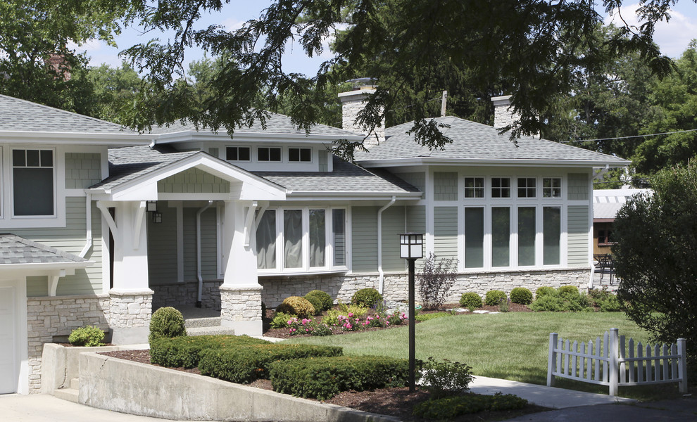 Mittelgroßes Uriges Haus mit Faserzement-Fassade, grüner Fassadenfarbe und Walmdach in Chicago