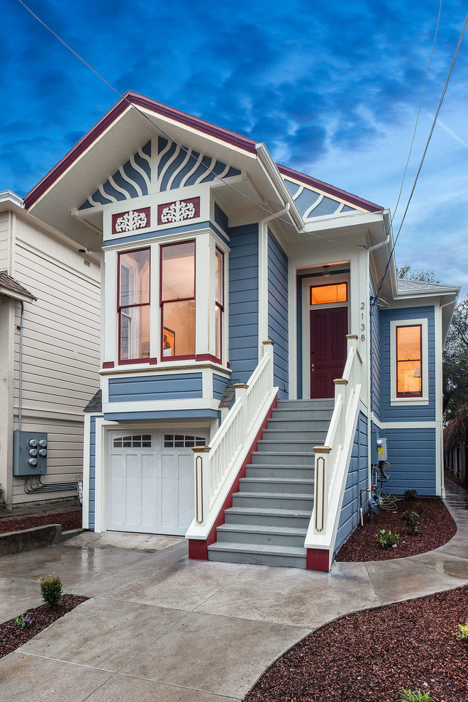 Mittelgroßes, Zweistöckiges Uriges Haus mit blauer Fassadenfarbe, Satteldach und Schindeldach in San Francisco