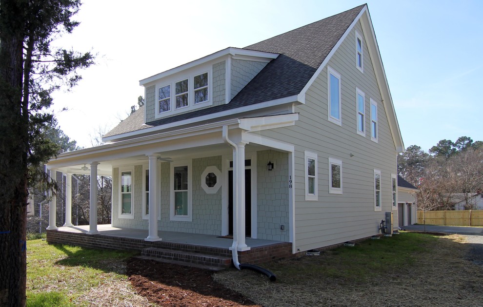 Kleines, Zweistöckiges Rustikales Haus mit Faserzement-Fassade und grüner Fassadenfarbe in Raleigh