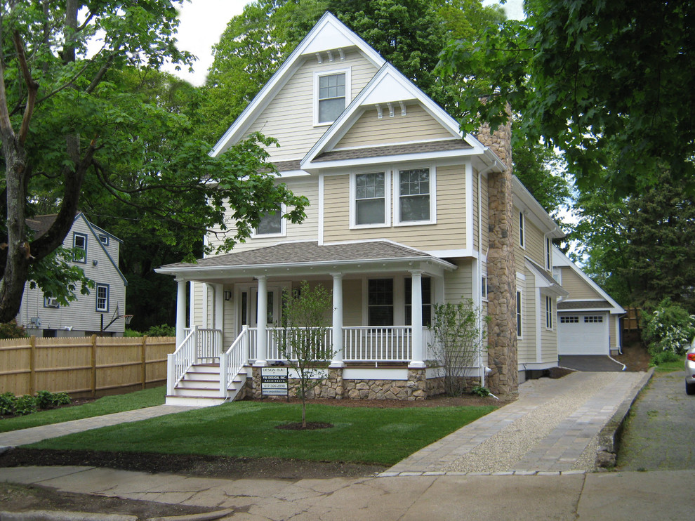 Imagen de fachada de casa beige y gris de estilo americano de tamaño medio de tres plantas con revestimiento de vinilo, tejado a dos aguas y tejado de teja de madera
