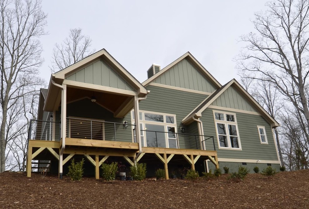 Cette photo montre une façade de maison verte chic de taille moyenne avec un revêtement en vinyle.