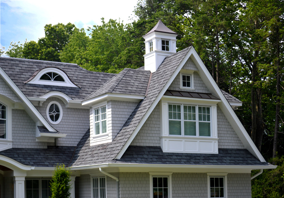 Diseño de fachada de casa gris de estilo americano grande de dos plantas con revestimiento de madera, tejado a dos aguas y tejado de teja de madera
