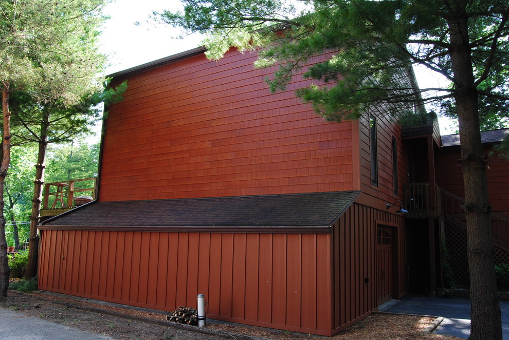 Пример оригинального дизайна: огромный, трехэтажный, коричневый дом с облицовкой из ЦСП