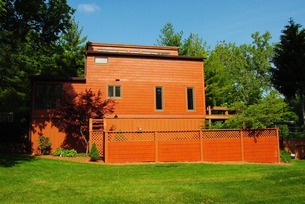 Bild på ett mycket stort brunt hus, med tre eller fler plan och fiberplattor i betong
