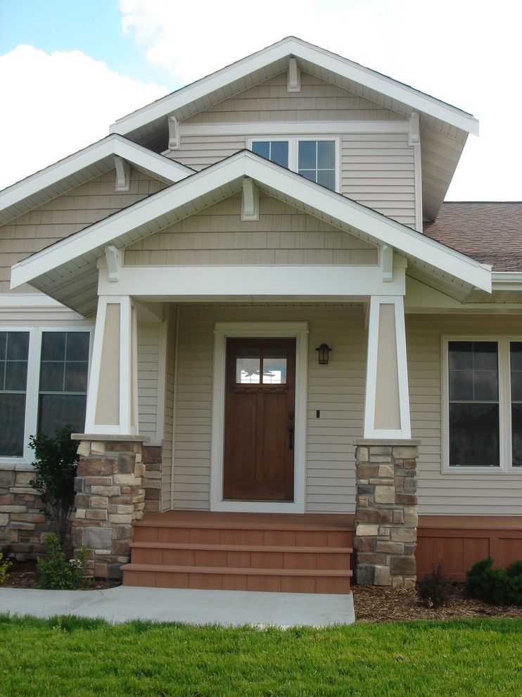 Design ideas for a classic house exterior in Cedar Rapids.