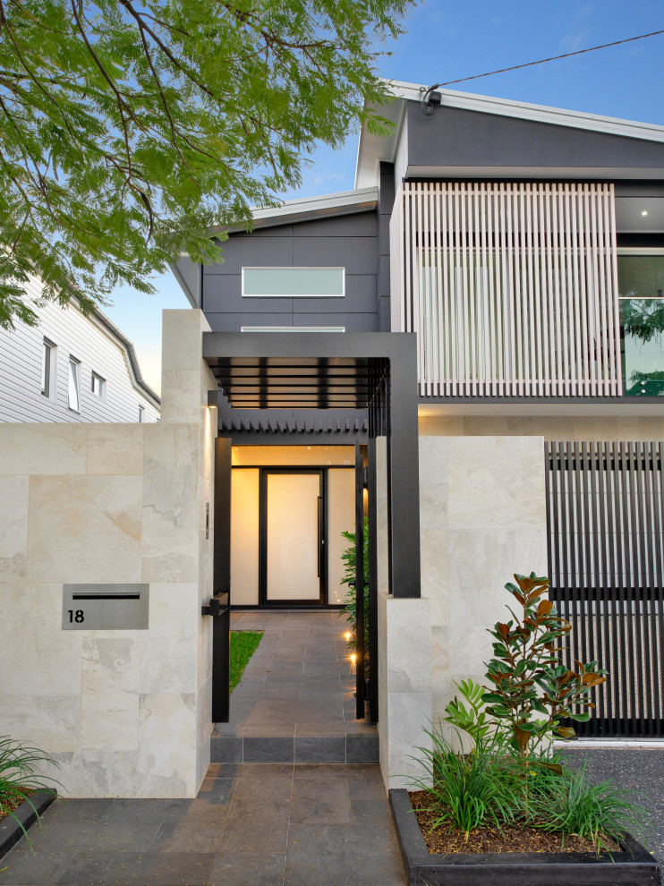 Стильный дизайн: двухэтажный, серый частный загородный дом среднего размера в стиле модернизм - последний тренд