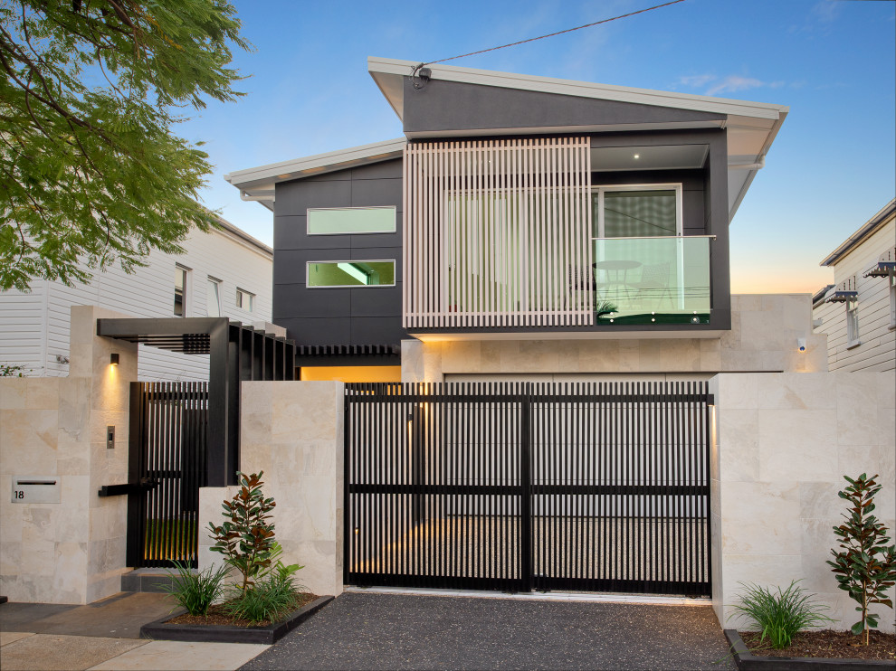 Идея дизайна: двухэтажный, серый частный загородный дом среднего размера в стиле модернизм