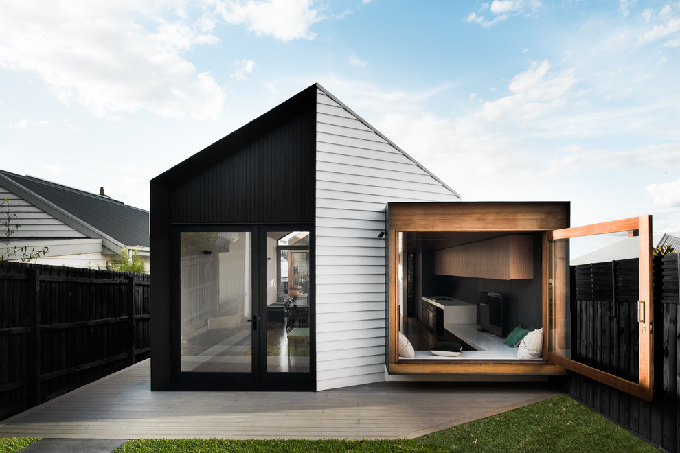 Свежая идея для дизайна: маленький дом в современном стиле для на участке и в саду - отличное фото интерьера