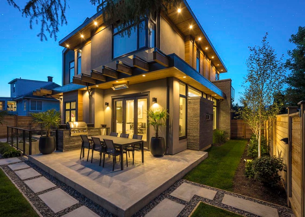 Diseño de fachada de casa gris contemporánea de tamaño medio de tres plantas con revestimientos combinados y tejado plano