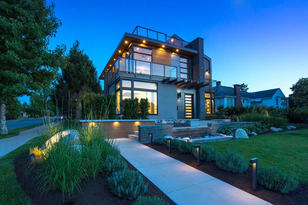 На фото: трехэтажный, серый частный загородный дом среднего размера в современном стиле с комбинированной облицовкой и плоской крышей с