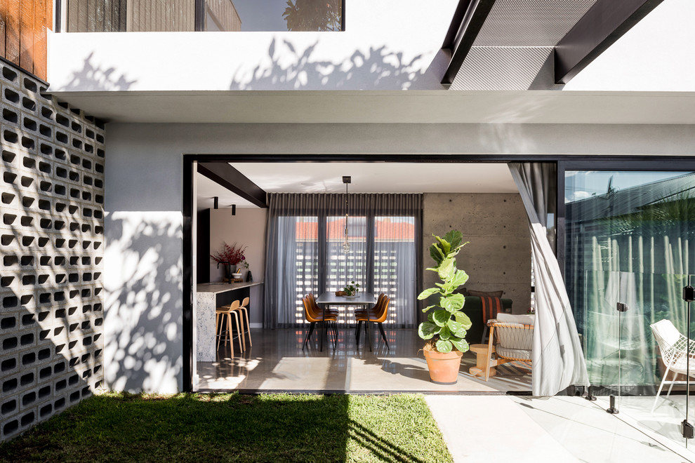 Ispirazione per la villa bianca contemporanea a due piani di medie dimensioni con rivestimento in mattoni, tetto piano e copertura in metallo o lamiera