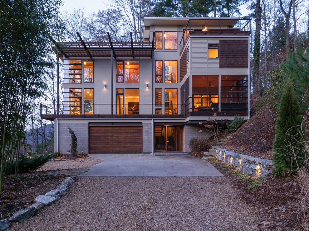Mittelgroßes, Dreistöckiges Modernes Einfamilienhaus mit Flachdach und grauer Fassadenfarbe in Raleigh