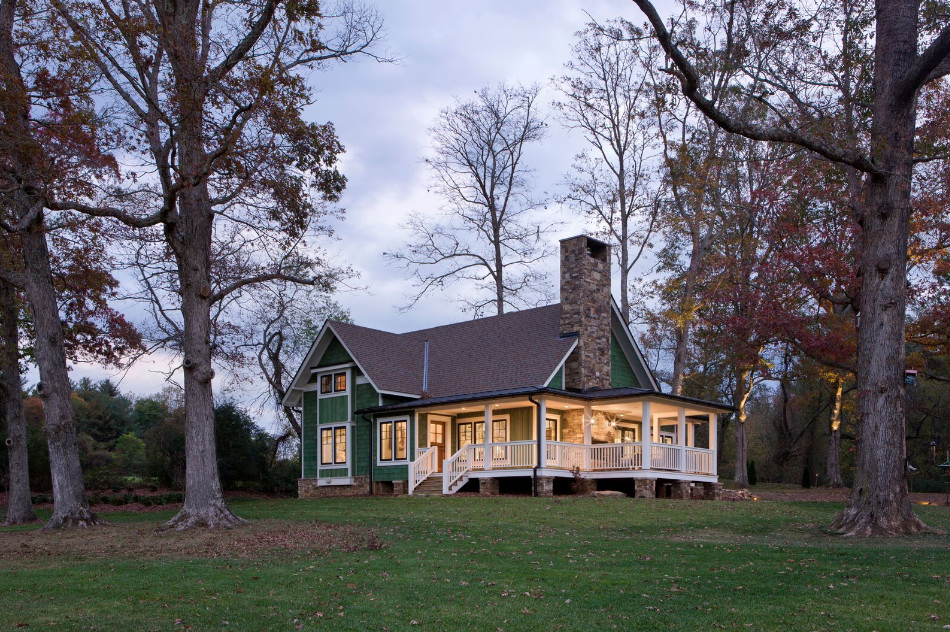 Esempio della facciata di una casa verde country a due piani di medie dimensioni con rivestimento in legno e tetto a capanna
